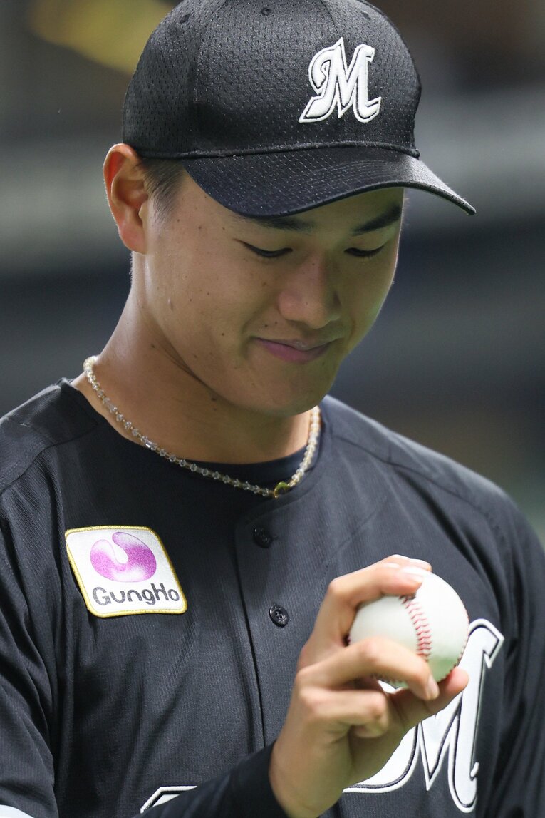 プロ初安打のボールを見つめる西川