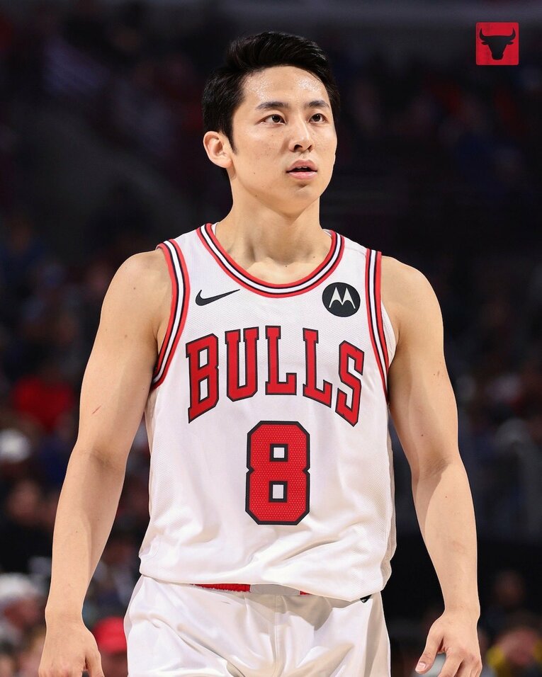シカゴ・ブルズの公式Xに投稿された合成画像。新天地でつける背番号は高校時代から馴染みのある「8番」となった