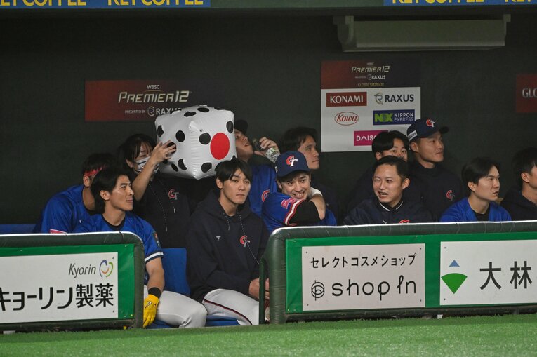 プレミア12、台湾ベンチでサイコロが回されると……　©Nanae Suzuki