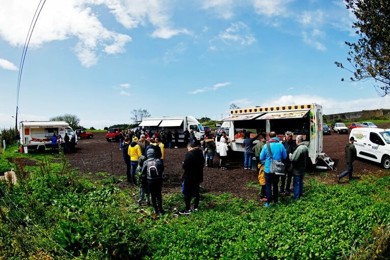 「山の斜面にスタジアム」「守田英正のお薦め料理は…」日本代表MFが戦う“離島クラブ”は美しい風景とグルメ満載だった《現地で撮影》(7)