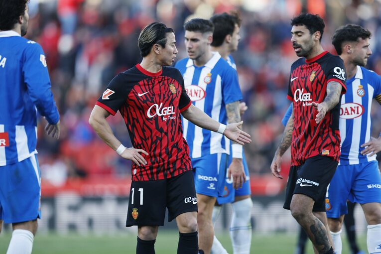 PK誘発のクロスを送った浅野と手を合わす　©Daisuke Nakashima