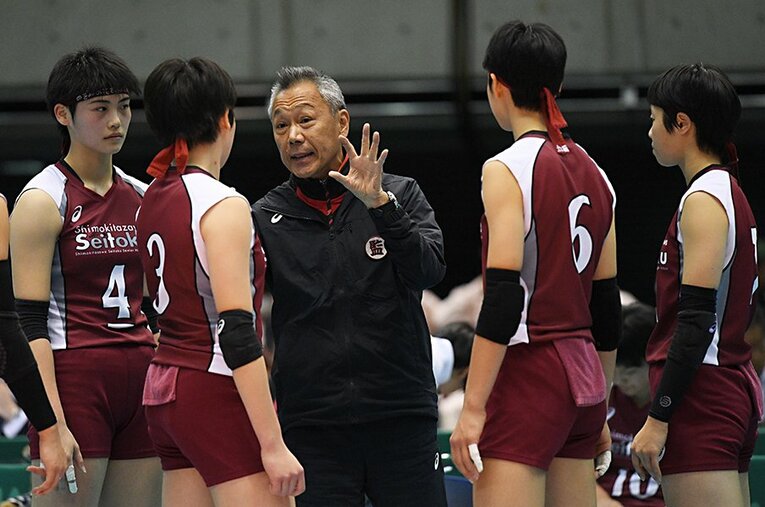 難しい心境で大会を迎えるアスリートを思いやって、明瞭なエールを送った小川良樹監督（写真は2017年）。そこには自身が歩んできた道への自負があった ／ photograph by AFLO SPORT