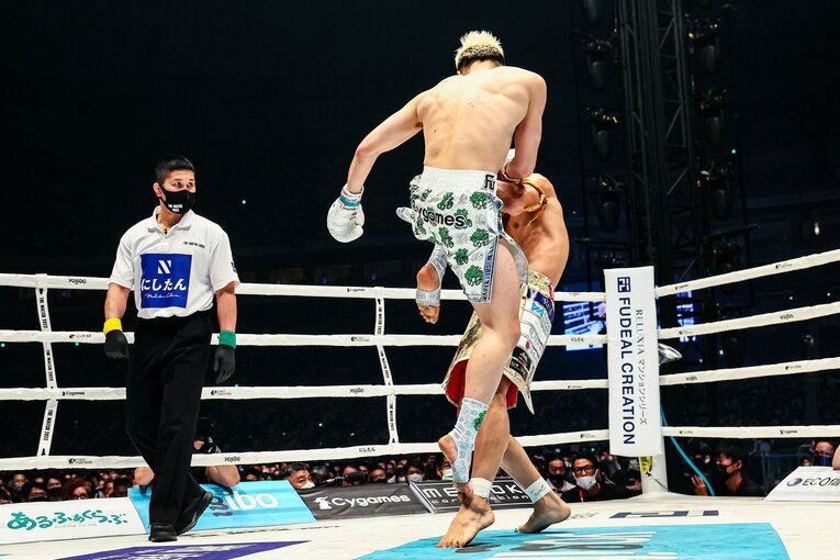 那須川天心の飛び膝蹴り　©THE MATCH 2022/Susumu Nagao