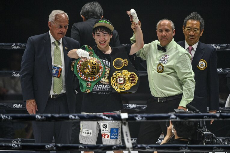 勝ち名乗りをあげる寺地拳四朗　©Takuya Sugiyama