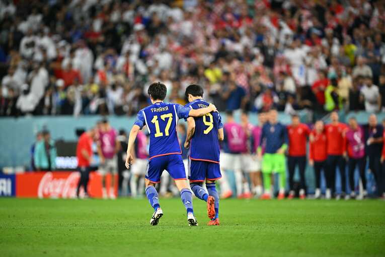 PKを止められた三笘薫の肩を抱く田中碧　©Takuya Kaneko/JMPA