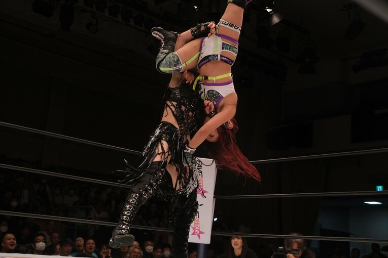 無料中継でも話題を集めた上谷沙弥vsAZM（9月27日）　©Norihiro Hashimoto