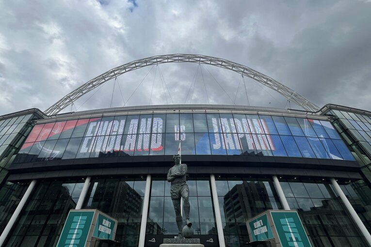 ウェンブリーのボビー・ムーア像の前で　©Masashi Hara