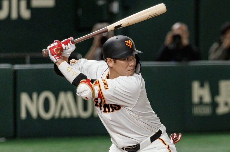プロは木製バット、高校野球は金属バット…その理由は？（写真はイメージ／巨人・坂本勇人） ／ photograph by Kiichi Matsumoto