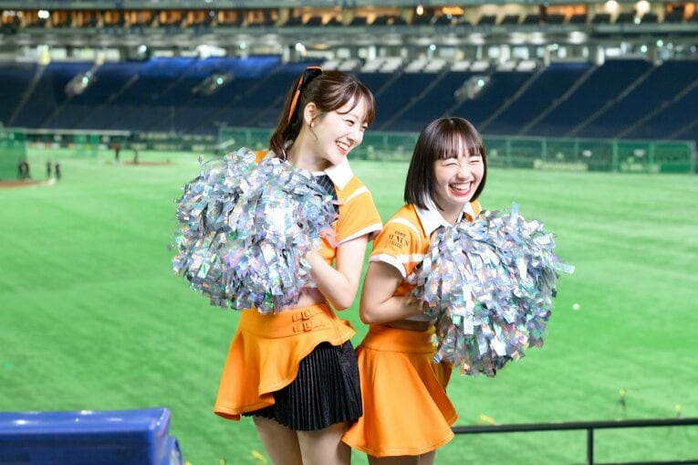 巨人の公式マスコットガール「VENUS」で活躍中の大倉かりんさんと高坂咲舞さん　©Miki Fukano