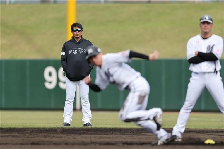 練習に励む選手たちを見守るサブロー監督　©Chiba Lotte Marines