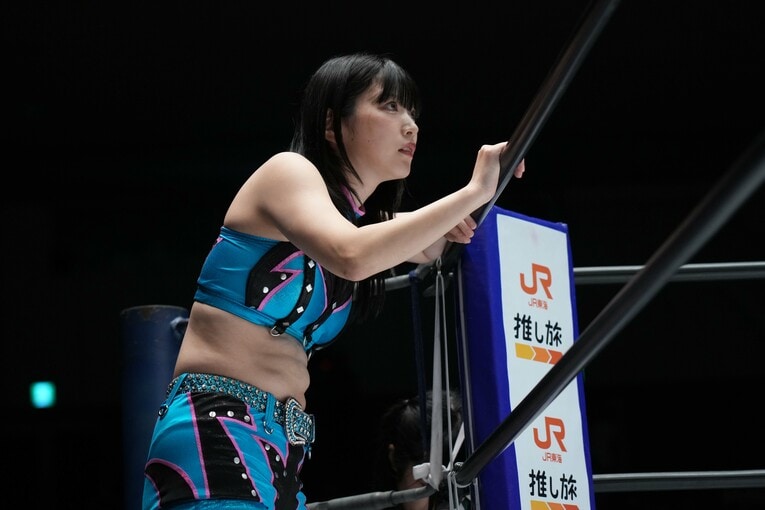 コーナーから試合を見つめるさくらあや　©Essei Hara