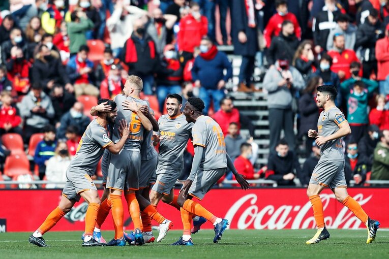 久保建英が“不可解判定”に怒った！ ラフプレーに抗議→イエローも…「バモス！クボ」とファンが信頼する理由〈撮影者の視点〉(9)