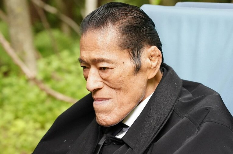 5月22日、青森県十和田市の蔦温泉を訪れたアントニオ猪木。2019年に亡くなった妻・田鶴子さんの納骨式と、「アントニオ猪木家の墓」の建立式を行った ／ photograph by Essei Hara