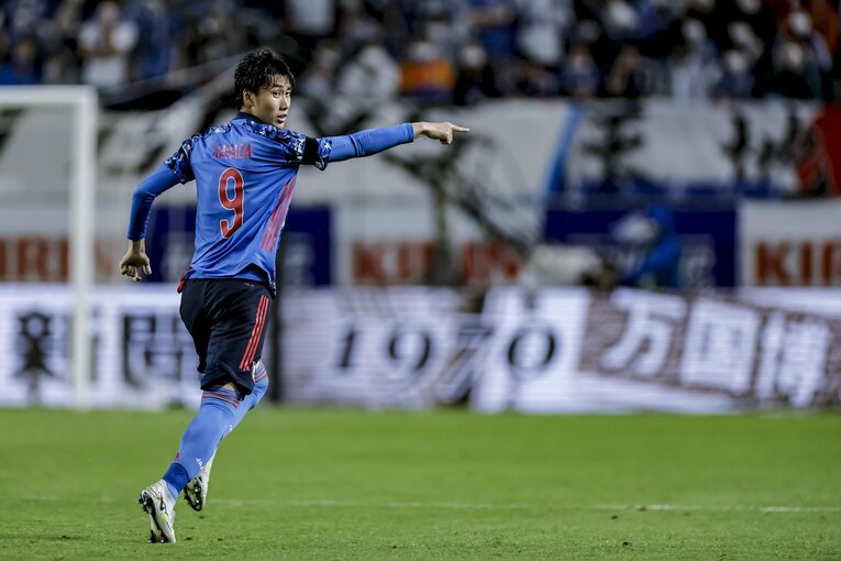 デビュー時はトップ下のイメージが強かった鎌田だが、現在の本職はインサイドハーフ　©Kiichi Matsumoto/JMPA