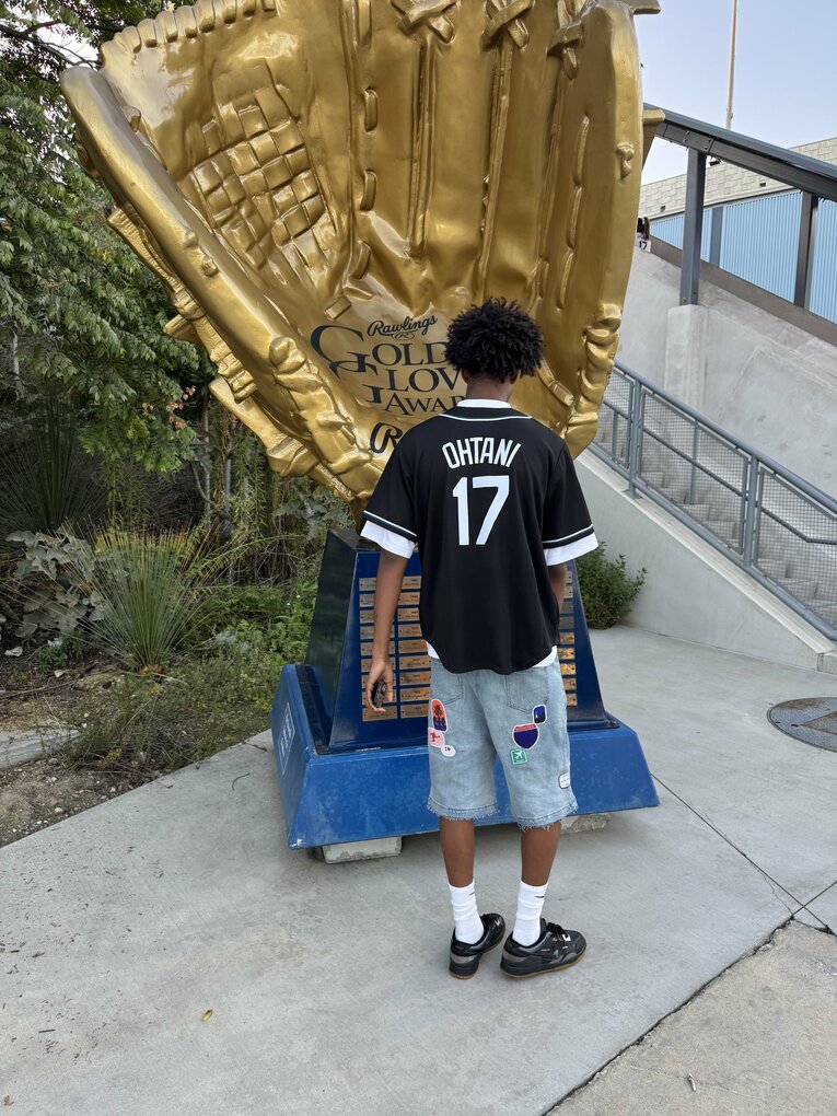 大谷翔平のネーム入りのシャツを着るタージ・アリーザ（写真／家族提供）