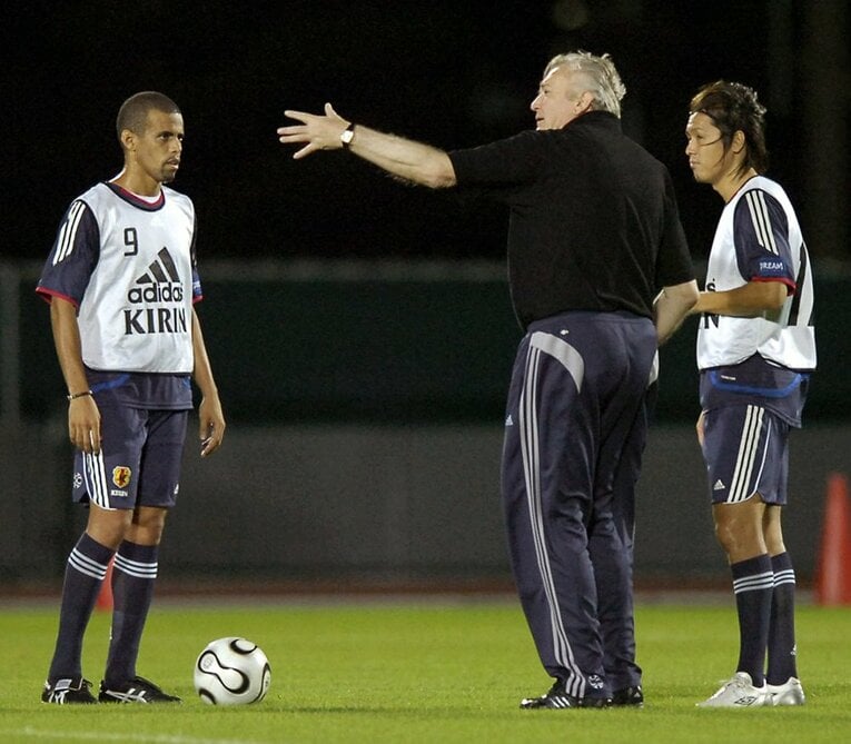 オシム監督の指導を受ける三都主と遠藤保仁 ／ photograph by Kyodo News