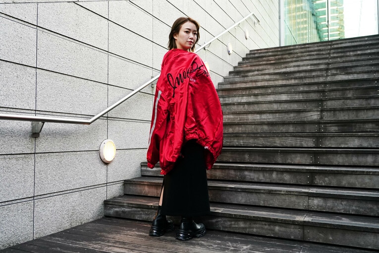 「Antonio Inoki」の文字が入った赤いウインドブレーカーを身にまとうSareee　©Essei Hara