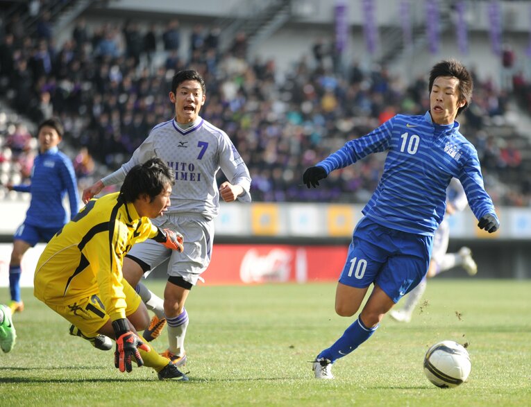 2014年1月、第92回全国高校サッカー選手権で水戸啓明と対戦する「市船のスーパーエース」と呼ばれた頃の石田（右）　©JIJI PRESS