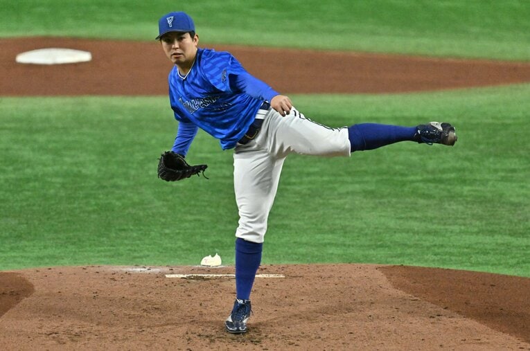 30歳を前にしたエース東克樹が語った、三浦前監督が変えてくれた運命、そしてチームや若手への提言とは ／ photograph by Hideki Sugiyama