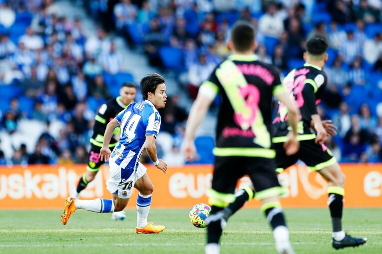 「クボはノルマル（普通）よ」辛口おばあちゃんにバルで遭遇も…カメラマンが撮った久保建英21歳の“軽快ドリブル＋母・祖母のような愛”(24)