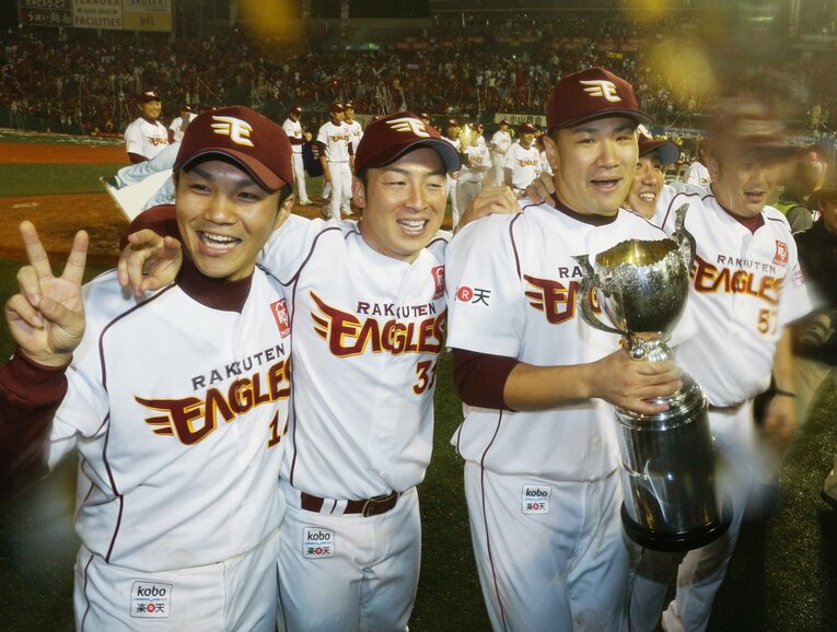 日本一に輝き喜ぶ（左から）則本昂大、美馬学、田中将大　©JIJI PRESS