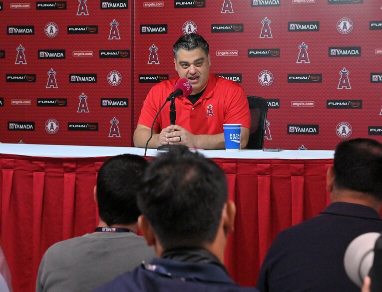 9月16日、会見するエンゼルスのペリー・ミナシアンGM　©JIJI PRESS