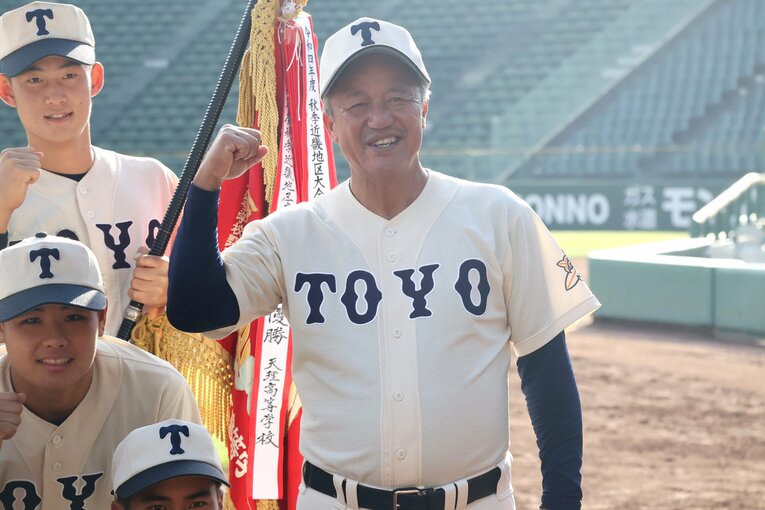 昨秋の近畿大会を制した東洋大姫路を率いる岡田監督。履正社監督時代は甲子園で全国制覇も達成した名伯楽だ　©JIJI PRESS