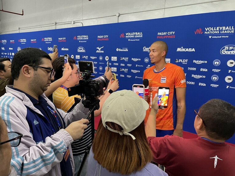 来季からSVリーグのウルフドックス名古屋でプレーするオランダ代表のニミル。日本代表もさることながら、バレーボールへの高い関心を感じさせた（筆者撮影）