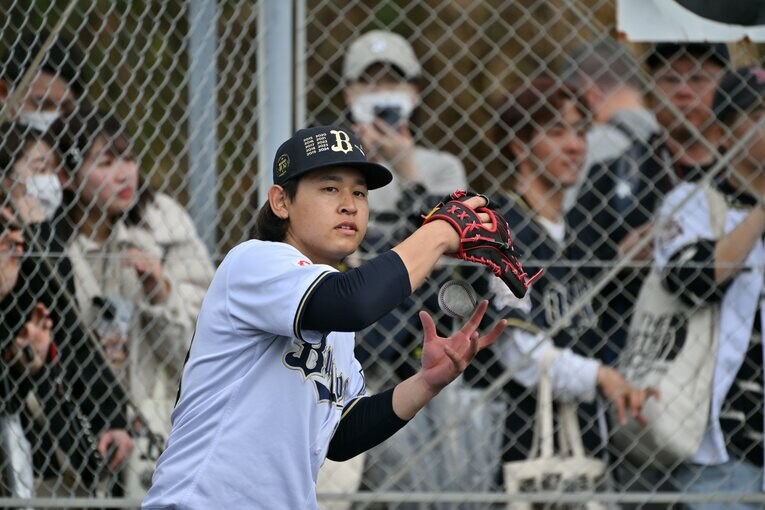 春季キャンプの練習中。生き生きとした表情でボールを追う宮城　©︎Hideki Sugiyama
