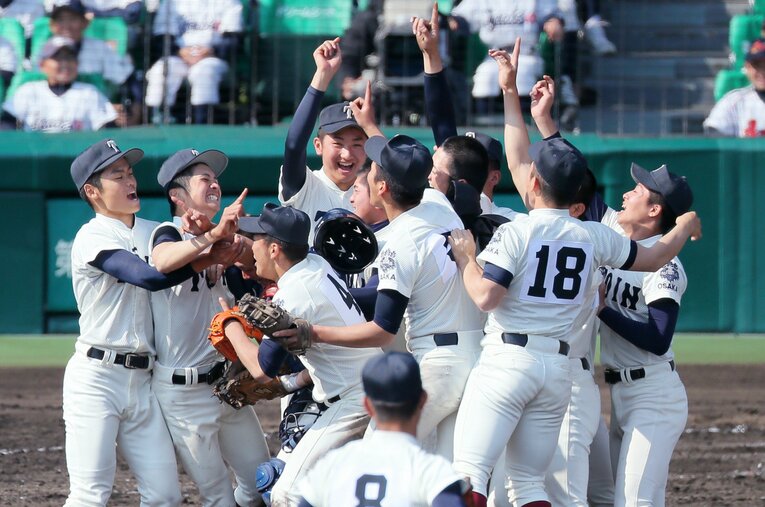 大阪決戦となった2017年センバツ決勝をはじめ、多くの名場面を実況席から見届けてきた元NHK豊原アナ。だが意外にも、甲子園には苦い思い出がある ／ photograph by JIJI PRESS