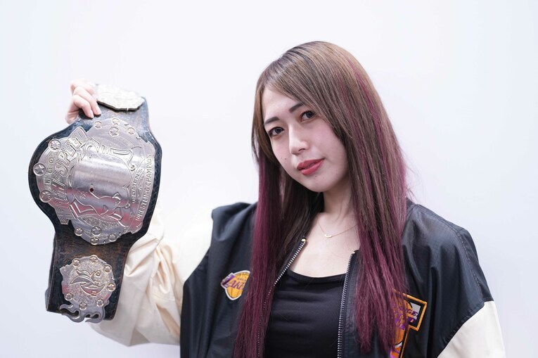 ハイスピード王座のベルトを手にする上谷沙弥　©Essei Hara