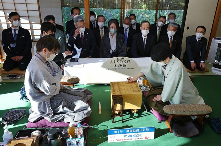 第72期王将戦7番勝負の第1局で初手を指す藤井聡太五冠（右）。左は挑戦者の羽生善治九段＝1月8日午前、静岡県掛川市の掛川城二の丸茶室［代表撮影］ ／ photograph by JIJI PRESS