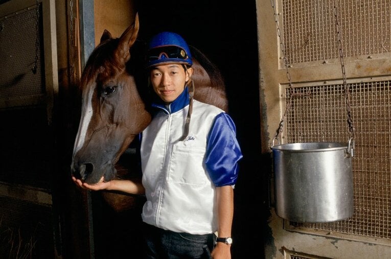 JRA通算4400勝を達成した武豊の若手時代（1991年撮影）。栄光だけでなく多くの苦難を乗り越えて、現在も前人未到の記録を更新し続けている　©BUNGEISHUNJU