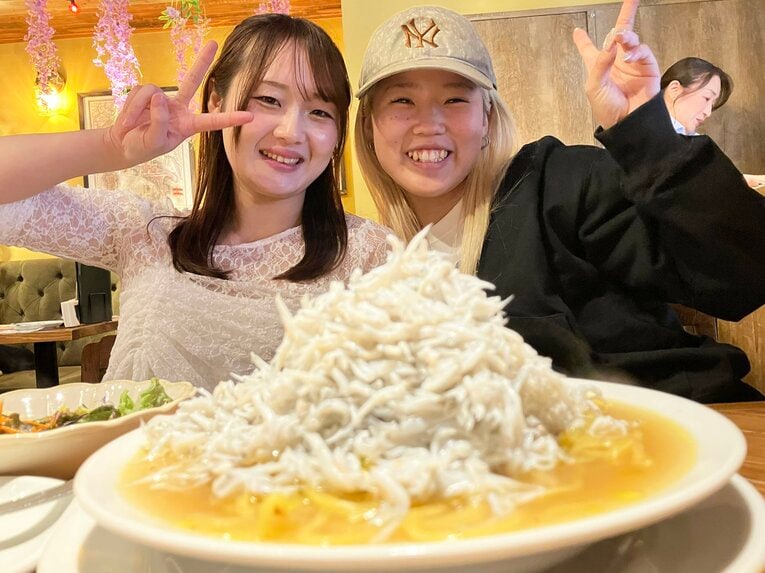 ビクトリア弓月と食事に出かけた南小桃　©Essei Hara