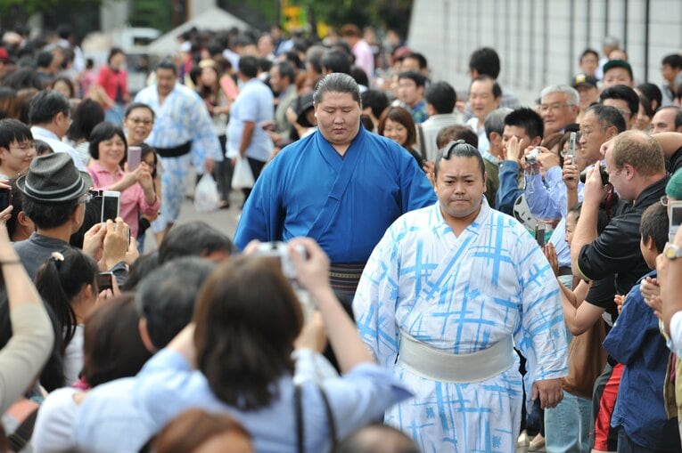 2014年の9月場所で。逸ノ城をひと目見ようと大勢の人が集まった　©BUNGEISHUNJU