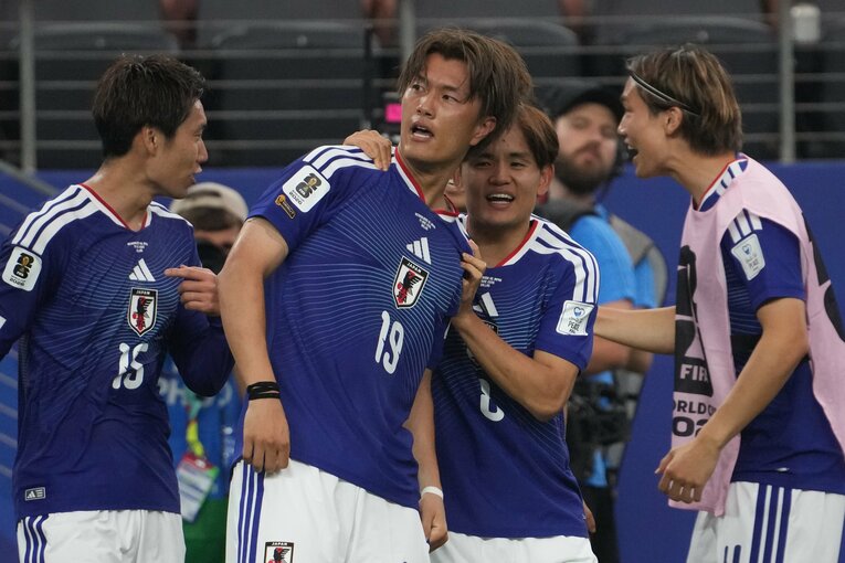 小川航基を祝福する久保建英。後ろでは鎌田大地が「自分のゴール」とアピール　©Masashi Hara