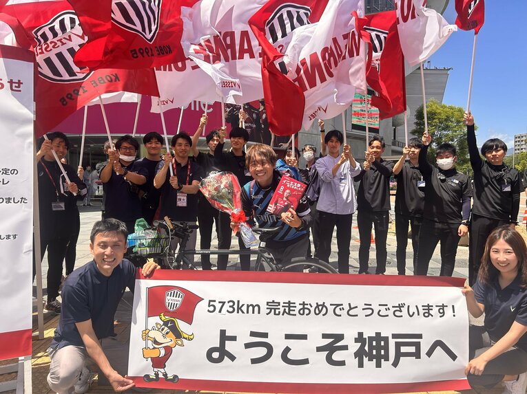ヴィッセル神戸のスタッフによる大歓迎（小野田治矢さん提供）