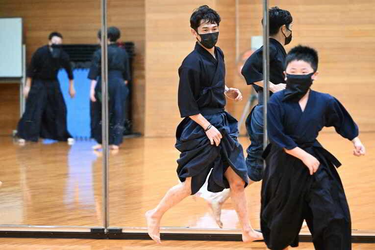 黒いマスクもあいまってさながら忍者のような戸崎総代表　©Keiji Ishikawa