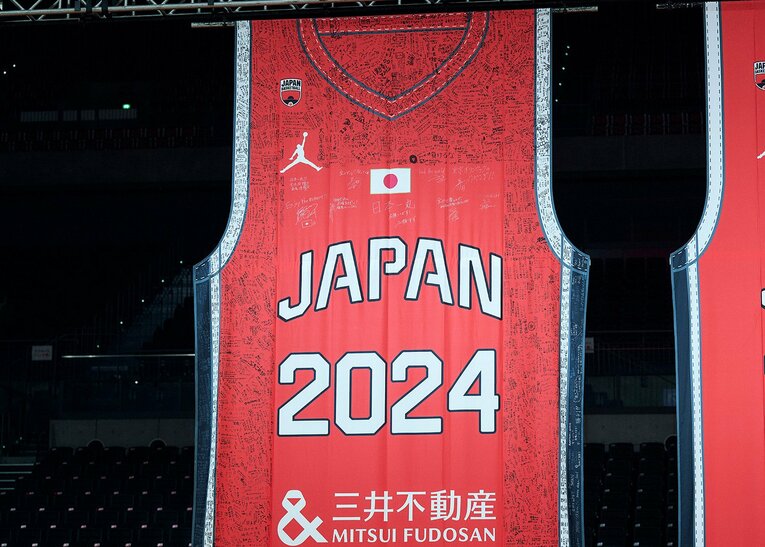 ファンからの熱い応援メッセージが書き込まれたジャイアントユニフォーム