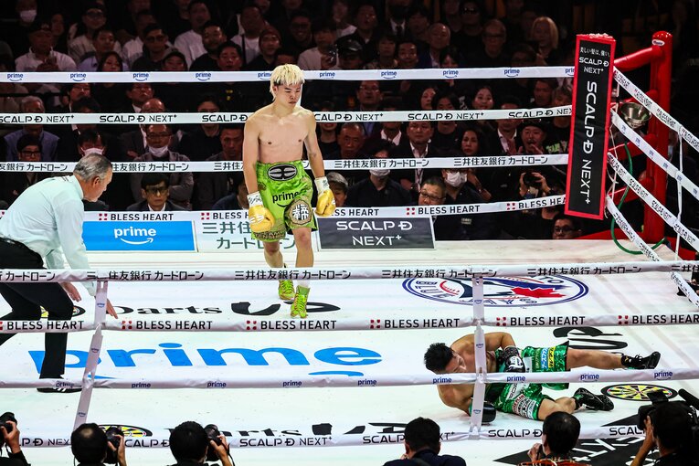 スリップする井上拓真。那須川天心にブーイングが飛んだ　©Susumu Nagao