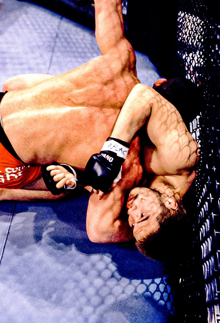 腰を痛めた影響もあり、マット・ヒューズのパワーに押し込まれる桜井“マッハ”速人　©Susumu Nagao