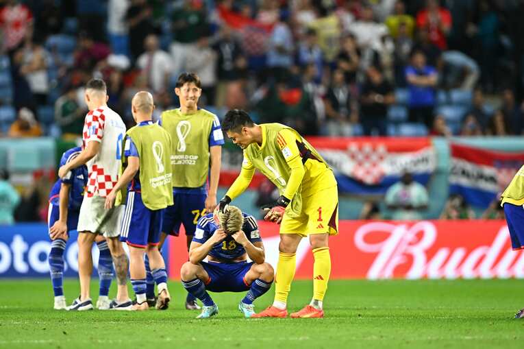 クロアチア戦後、選手たちをなぐさめ、自身も涙する川島　©Takuya Kaneko／JMPA