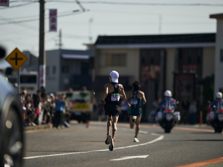 第56回全日本大学駅伝、壮絶なエース対決となった太田vs平林。最終的に2人の差は襷を受け取った6区終了時点と同じ4秒差だった　©Yuki Suenaga