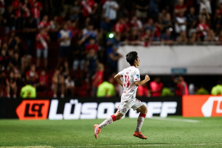 2026年1月26日、サルミエント戦で途中出場を果たした貴田遼河。勢いよくピッチに駆け出した　©︎Aaajoficial