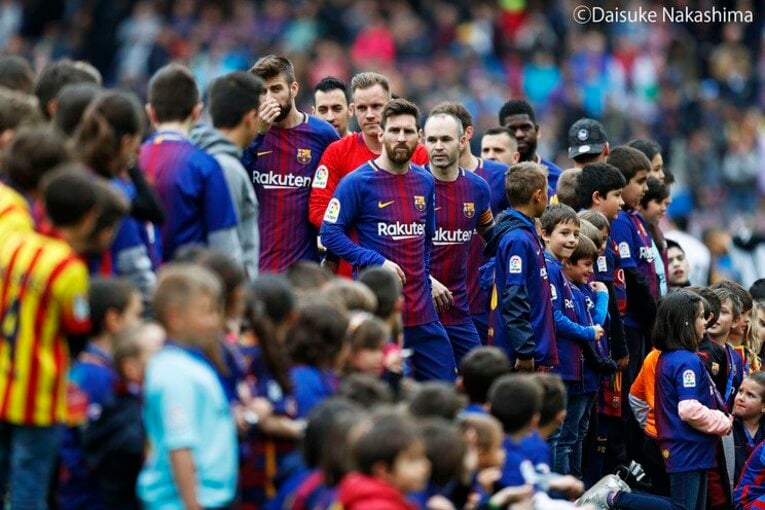 クラシコの魔性を生む10万人の力と、最高に綺麗なカンプノウの夕焼け。(7) ／ photograph by Daisuke Nakashima