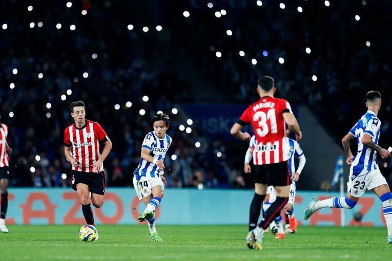 「“クボの疑惑PK”を写真で見ると」「日本代表ユニの少年も」ダービー熱狂のゴラッソ…映像で伝わりきらない“MVP久保建英”の英雄ぶり(55)