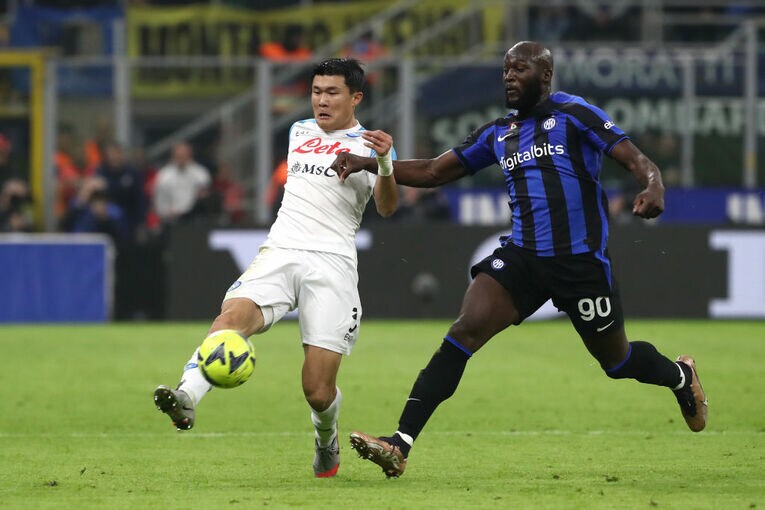 ルカクとマッチアップするキム・ミンジェ。今夏の移籍市場でナポリを去る可能性が指摘されている　©Getty Images