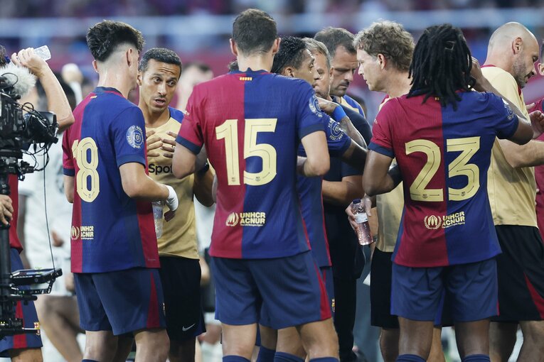 バルサのテクニカルスタッフの中には、元バルサ、バイエルンやリバプールでも活躍したチアゴの姿も　©Daisuke Nakashima