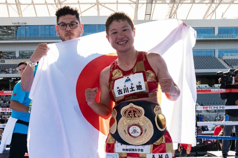 昨年7月、藤岡奈穂子はロサンゼルスでWBA女子フライ級のベルトを防衛。日本の女子選手として初めてアメリカで世界戦に勝利する快挙を成し遂げた ／ photograph by Getty Images