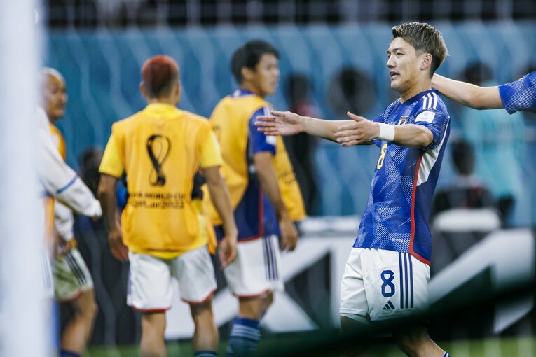 堂安の同点ゴール後の日本代表メンバーたち　©Kiichi Matsumoto/JMPA